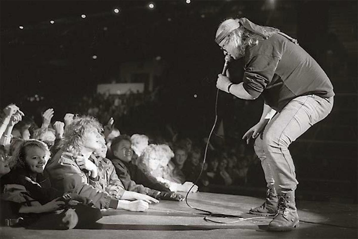 Juice Leskinen esiintyy itsenäisyyspäivän juhlissa Jäähallissa Helsingissä 1986.